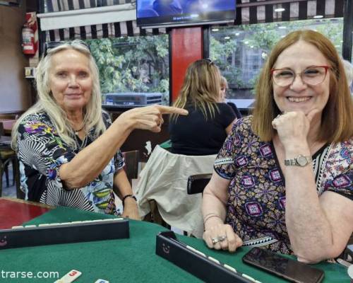 Marta señalando a la suertuda de la tarde! Jaja :Encuentro Grupal JUGAMOS AL RUMMY MONTE CASTRO