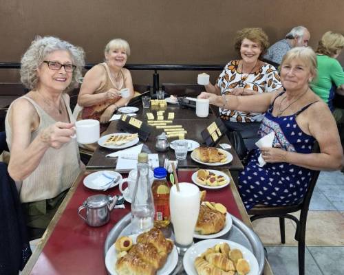 Mesaza. Parecian los Campanelli! Jaja :Encuentro Grupal JUGAMOS AL RUMMY MONTE CASTRO