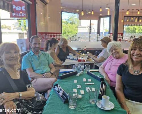 Jorge, el cumpleañero, rodeado de 3 damas: Marta, Fanny y Monica :Encuentro Grupal JUGAMOS AL RUMMY MONTE CASTRO