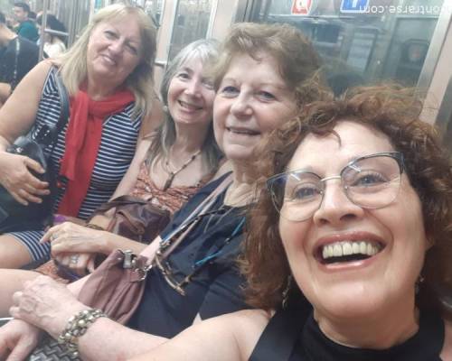 Algunas chicas nos volvimos en subte  :Encuentro Grupal Arthaus central. Muestra Mondongo 