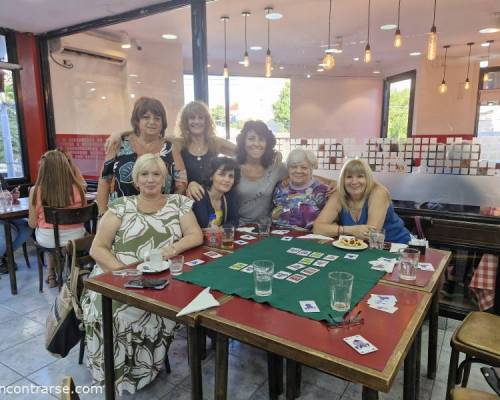 Sentadas de izquierda a derecha: Andy, Maria del Carmen,Fanny y Noemi. :Encuentro Grupal LAS 3 T + CANASTA