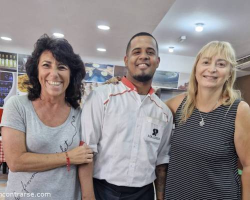 Con el "Mejor Mozo" del lugar. Gracias Ismael!!! :Encuentro Grupal LAS 3 T + CANASTA