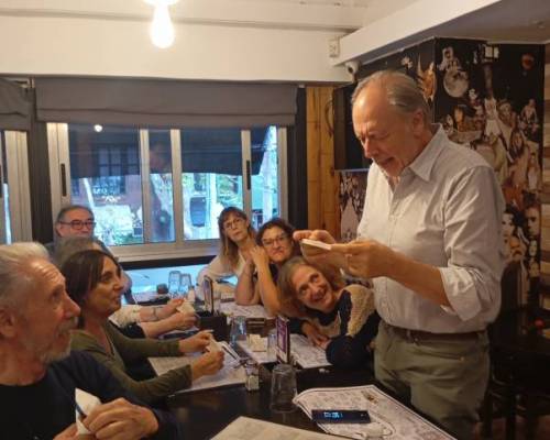 @MARIO leyendo la frase que le tocó en suerte 🍀😃 :Encuentro Grupal Tras las huellas de Cortázar: taller ambulante