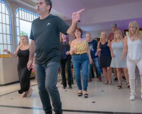 33270 24 MERIENDA DOMINGUERA Y MUESTRA DE PASOS DE BAILE EN VILLA URQUIZA ! 