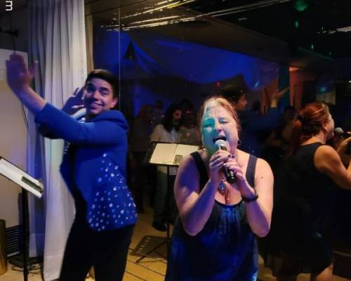 Que generoso el cantante al compartir su show! :Encuentro Grupal FESTEJAMOS EL MES DE LA MUJER