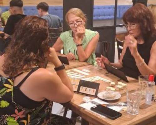 33286 5 CHARLA RUMMY Y CAFE EN CASTELAR
