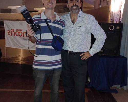 Posando con Joaquín , gracias hijo por tu trabajo ! :Encuentro Grupal CELEBRAMOS LA VIDA BAILANDO EN VILLA DEL PARQUE ! PISCIANOS Y ARIANOS BIENVENIDOS !