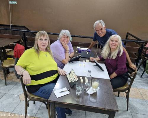 Mesa Rummy 1.Sergio y las chicas: Adriana, Silvia y Marta  :Encuentro Grupal TARDE DE BURAKO&RUMMY EN HOMENAJE A LAS MUJERES