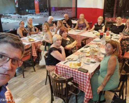 Hermoso momento durante la cena.Siempre se la pasa muy bien. :Encuentro Grupal LAS 3 T CON CANASTA + SCRABBEL