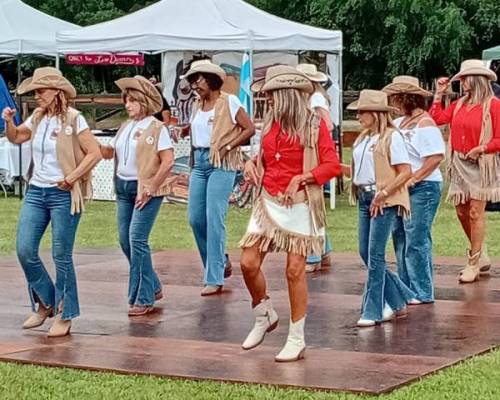 El country es baile en línea. Yo perdí "la línea" hace tiempo, pero ellas lo hacen muy bien. Felicitaciones! :Encuentro Grupal FESTIVAL DE MÚSICA COUNTRY ECUESTRE 