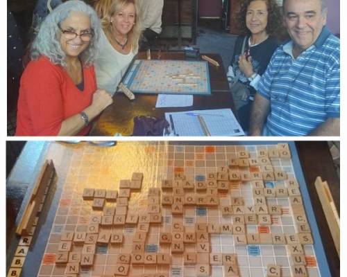 Unos genios! Casi no les alcanza el tablero. :Encuentro Grupal JUEGOS Y MERIENDA EN UN PATIO DE CABALLITO