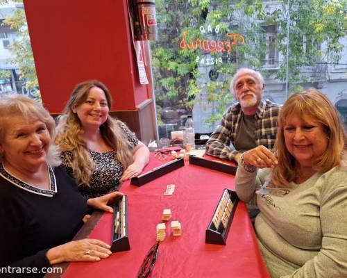 Qué hermosas sonrisas chicas! @SIMPLEMENTEBETTY @AYELEN1 @MARTAESTELA  :Encuentro Grupal Jugamos Rummy en Caballito !!! Nuevo horario 