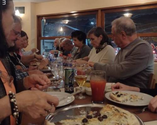 Viernes Santo probando pizzita de espinacas y salsa blanca en muy buena compañía  !!!y  :Encuentro Grupal Caminatas y algo más... (Ejercicios y elongación) 