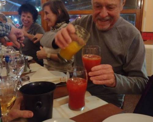 @YOSOYESE Nuestro BARTENDER EXCLUSIVO !!! :Encuentro Grupal Caminatas y algo más... (Ejercicios y elongación) 