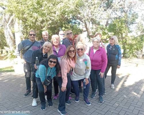 Falta Roman que está sacando la foto... Todos salimos lindos! :Encuentro Grupal VENITE A CAMINAR A RAMOS... EJERCICIOS, CHARLAS Y CAFE.