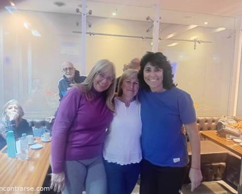 Las mellizas de oro más una infiltrada.... :Encuentro Grupal VAMOS AL BOWLING EN CABALLITO