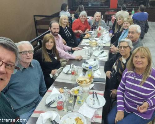 Infaltable la selfie de la mesa larga de la cena! :Encuentro Grupal TARDE DE BURAKO Y RUMMY