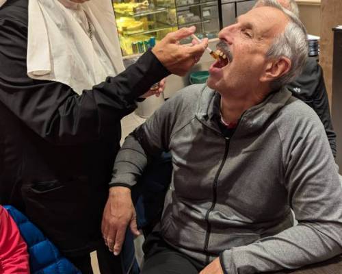 Daniel pactò algo previo con la monja, se nota en la cara  :Encuentro Grupal Caminatas y algo más... (Ejercicios y elongación)
