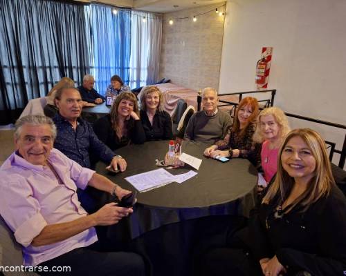 Hermosa mesa de nuevos amigos :Encuentro Grupal DOMINGO CON RITMO Y ALEGRIA, Bailamos aunque afuera haga frio.....