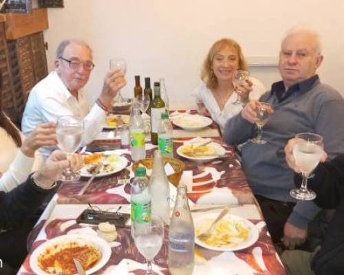 Felices de verlo  AMIGOS....Y Feliz vida juntos!!! Un brindis por ustedes.  :Encuentro Grupal NOS ENCONTRAMOS OTRA VEZ EN LO DE EMILIO, DALE?