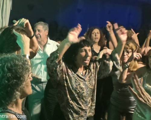 Tremendo!. Entrega total de todos en la pista. Jaja :Encuentro Grupal CERRAMOS EL 2025 A LO GRANDE ¡NOCHE DE BRILLOS Y REENCUENTROS, SHOW UNICO, de regalo para vos, Baile, emociones y el alma encendida