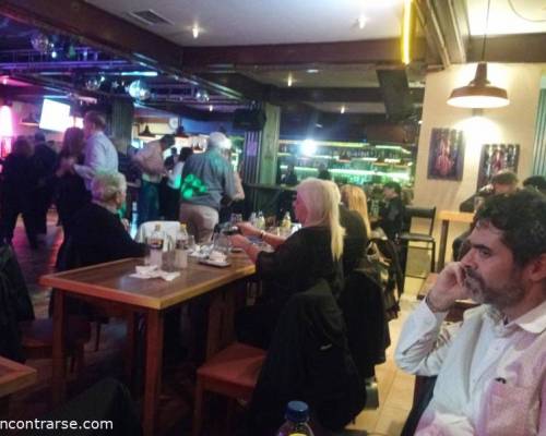 34685 3 Y SEGUIMOS BAILANDO EN JOE BAR     !  !  !
