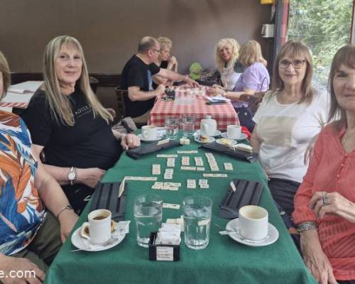 Las chicas hoy les toco despuntar el vicio con fichas de rummy en lugar de las cartas de truco. :Encuentro Grupal CLASICO JUEVES DE RUMMY!!!