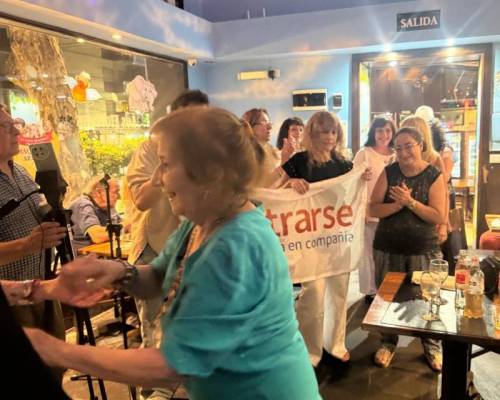 35714 48    Regalate una noche especial de, abrazos, risas, charla, rica cena y baile 