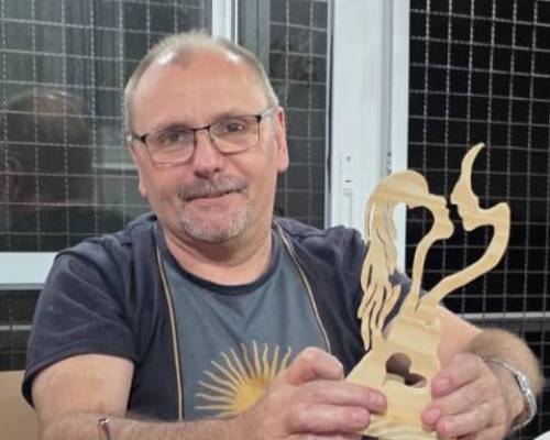 Gus posando con el premio que se gano Cris...que todavia debe estar buscando el numero! Ja :Encuentro Grupal VAMOS AL BOWLING EN PATERNAL