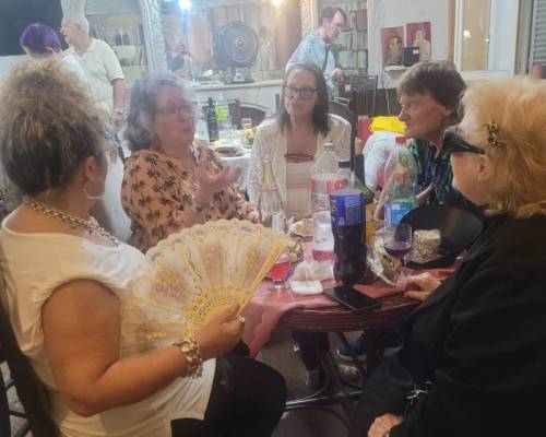 35747 10 Pasar la Nochebuena cenando juntos. En mi casa, recibirlos con alma de fiesta. Sea cual sea tu credo. Nos integramos, como lo hice ni bien ingresé 