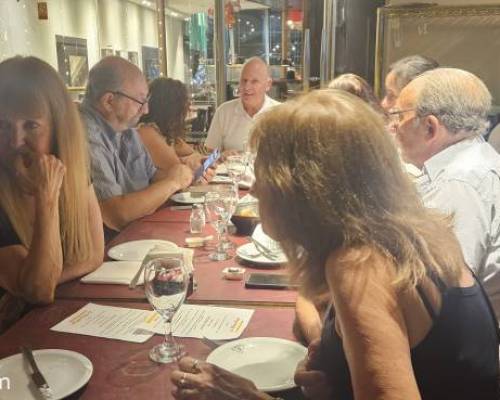 no pararon de hablar, bueeeeee :Encuentro Grupal NOS VEMOS?  y seguimos festejando la vida