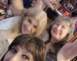 Mientras esperamos a Papá Noel, cenamos y bailamos juntos