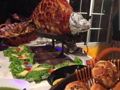 Encuentro : DE CARNE SOMOS... Festival de sandwiches de pernil con salsas, vino tinto y mucho rock. 