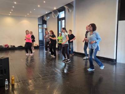Encuentro : Clase de Ritmos fitness!!! Pop,Disco,Cumbia ,Cuarteto,Latino.No tenés que saber nada para venir y divertirte, mientras ejercitas y aprendes!!!! 