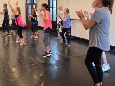 Encuentro : Clase de Ritmos fitness!!! Pop,Disco,Cumbia ,Cuarteto,Latino.No tenés que saber nada para venir y divertirte, mientras ejercitas y aprendes!!!! 