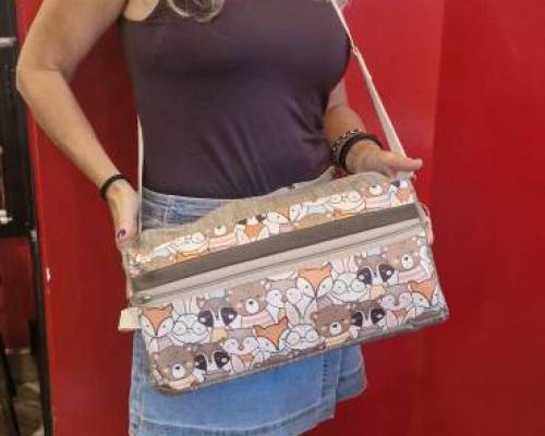 Patri luciendo un bolso de juego muy lindo, practico y comodo.  :Encuentro Grupal CLASICO JUEVES DE RUMMY!!!!