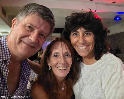 Fede y yo rodeando a Gaby. Te quieroooo amiga!!! :Encuentro Grupal FESTEJAMOS DIA DE LA MUJER, A LO GRANDE NOCHE DE AMIGOS Y CELEBRACION