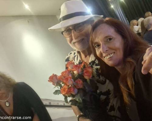 Un caballero, aplausos y mil gracias a @NESTORM,  por el detalle de las rosas . Un mil  :Encuentro Grupal FESTEJAMOS DIA DE LA MUJER, A LO GRANDE NOCHE DE AMIGOS Y CELEBRACION