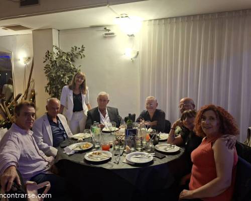 Amigas, recibiendo a todos estos nuevos caballeros. Bienvenidos :Encuentro Grupal FESTEJAMOS DIA DE LA MUJER, A LO GRANDE NOCHE DE AMIGOS Y CELEBRACION