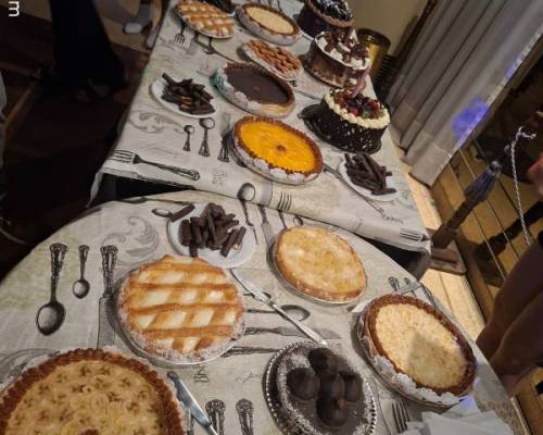 2 mesas de cosas dulces!! Mas las tortas de los cumpleañeros. Todo abundante y riquisimo  :Encuentro Grupal FESTEJAMOS DIA DE LA MUJER, A LO GRANDE NOCHE DE AMIGOS Y CELEBRACION