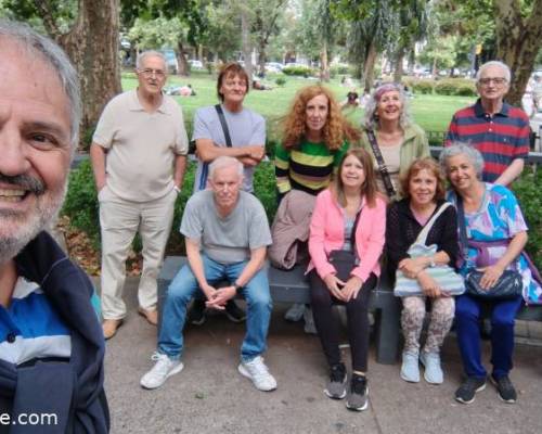 que bueno como siempre aca comienza la magia de la plaza Arenales ,que nos convoca semanalmente :Encuentro Grupal NOS VEMOS ? y Caminamos festejando la vida