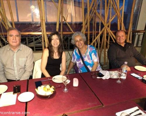 aca una parte de los concurrentes ,Mery ,Eduardo ,Monique y yo :Encuentro Grupal NOS VEMOS ? y Caminamos festejando la vida