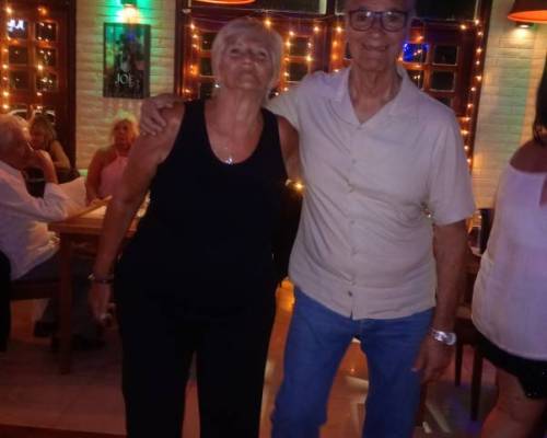 35860 3 Y SEGUIMOS BAILANDO EN JOE BAR     !  !  !