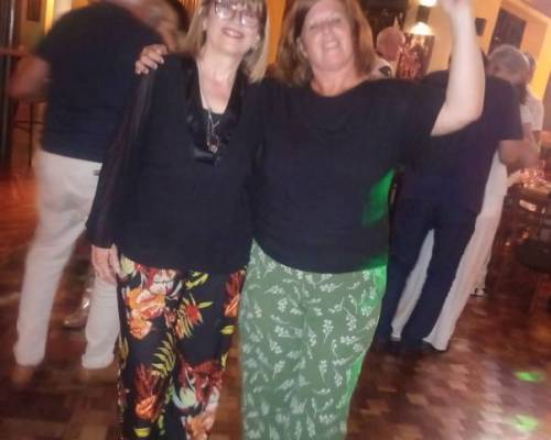 35860 4 Y SEGUIMOS BAILANDO EN JOE BAR     !  !  !