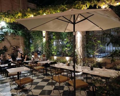 35909 11 Cena en el patio de una casona de Palermo