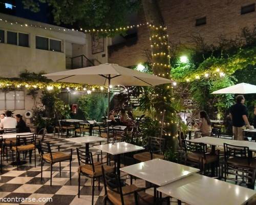 35909 12 Cena en el patio de una casona de Palermo