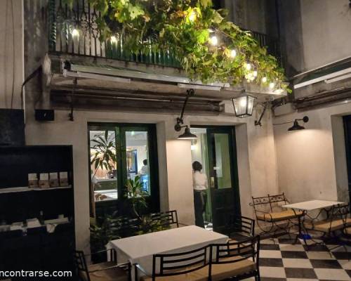 35909 13 Cena en el patio de una casona de Palermo