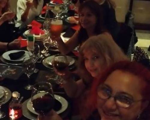 Un brindis para una noche mágica. :Encuentro Grupal Viví el 2x4 en el Corazón del Abasto y la Cuna del Zorzal