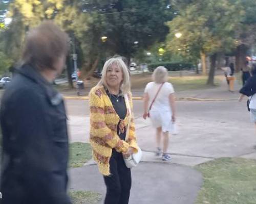 36049 5 El domingo caminamos en Plaza Alem