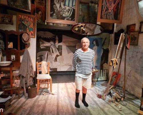 Conmovedora actuación de Fito Yannelli quien interpreta a un Picasso vehemente, poético y vulnerable...con muy buen texto de la obra !! :Encuentro Grupal UN PICASSO 